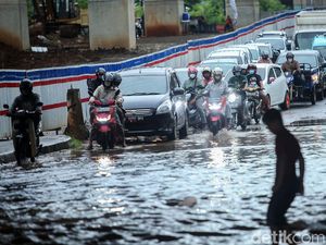 Banjir Rendam Kolong Tol JORR Bekasi