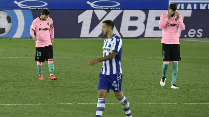 Barcelonas Lionel Messi, left, and Gerard Pique leave the pitch at the end of the Spanish La Liga soccer match between Alaves and Barcelona at Mendizorroza stadium in Vitoria, Spain, Saturday, Oct. 31, 2020. The match ended in a 1-1 draw. (AP Photo/Alvaro Barrientos)