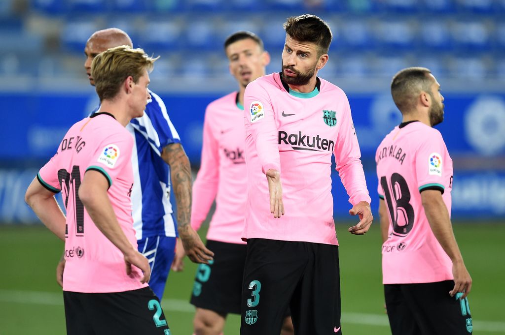 VITORIA-GASTEIZ, SPAIN - OCTOBER 31: Gerard Piqué of Barcelona reacts during the La Liga Santander match between Deportivo Alavés and FC Barcelona at Mendizorroza Stadium on October 31, 2020 in Vitoria-Gasteiz, Spain.  Sports stadiums in Spain remain under strict restrictions due to the coronavirus pandemic, as the government's social distancing laws prohibit fans inside venues, causing matches to be played behind closed doors.  (Photo by Juan Manuel Serrano Arce / Getty Images)