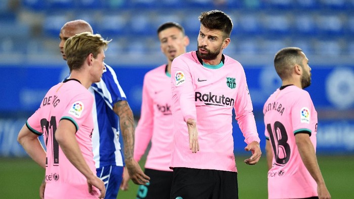 VITORIA-GASTEIZ, SPAIN - OCTOBER 31: Gerard Pique of Barcelona reacts during the La Liga Santander match between Deportivo Alavés and FC Barcelona at Estadio de Mendizorroza on October 31, 2020 in Vitoria-Gasteiz, Spain. Sporting stadiums around Spain remain under strict restrictions due to the Coronavirus Pandemic as Government social distancing laws prohibit fans inside venues resulting in games being played behind closed doors. (Photo by Juan Manuel Serrano Arce/Getty Images)