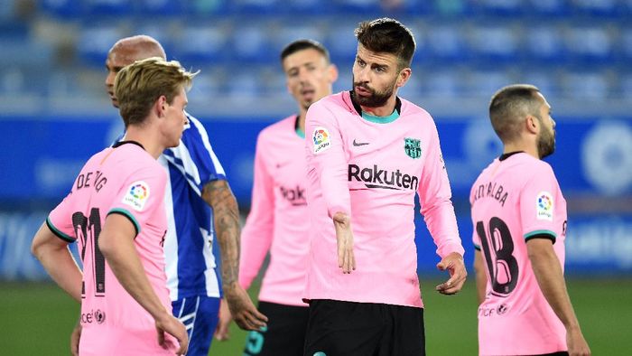 Barcelona VITORIA-GASTEIZ, SPAIN - OCTOBER 31: Gerard Pique of Barcelona reacts during the La Liga Santander match between Deportivo Alavés and FC Barcelona at Estadio de Mendizorroza on October 31, 2020 in Vitoria-Gasteiz, Spain. Sporting stadiums around Spain remain under strict restrictions due to the Coronavirus Pandemic as Government social distancing laws prohibit fans inside venues resulting in games being played behind closed doors. (Photo by Juan Manuel Serrano Arce/Getty Images)