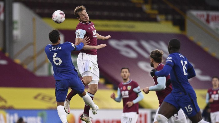 Chelseas Thiago Silva, left jumps for the ball Burnleys Chris Wood during an English Premier League soccer match between Burnley and Chelsea at the Turf Moor stadium in Burnley, England, Saturday Oct. 31, 2020. (Oli Scarff/Pool via AP)