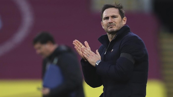 Chelseas head coach Frank Lampard applauds at half time during the English Premier League soccer match between Burnley and Chelsea at Turf Moor stadium in Burnley, England, Saturday, Oct. 31, 2020. (Molly Darlington/Pool via AP)