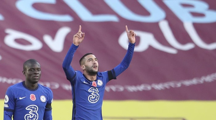 Chelseas Hakim Ziyech, right, celebrates after he scored his sides opening goal during an English Premier League soccer match between Burnley and Chelsea at the Turf Moor stadium in Burnley, England, Saturday Oct. 31, 2020. (Alex Pantling/Pool via AP)