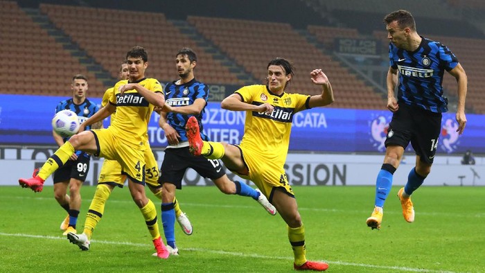 MILAN, ITALY - OCTOBER 31:  Ivan Perisic (R) of FC Internazionale scores the second goal of his team during the Serie A match between FC Internazionale and Parma Calcio at Stadio Giuseppe Meazza on October 31, 2020 in Milan, Italy.  (Photo by Marco Luzzani/Getty Images)