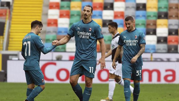 From left, AC Milan's Brahim Diaz, Zlatan Ibrahimovic and Rade Krunic celebrate their side's 2-1 win at the end of the Serie A soccer match between Udinese and AC Milan, at the Dacia Arena Stadium in Udine, Italy, Sunday, Nov. 1, 2020. AC Milan won 2-1. (Andrea Bressanutti/LaPresse via AP)