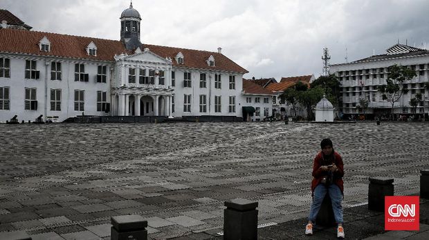 Libur Panjang Kota Tua Dipadati Pengunjung Pengunjung kawasan wisata Kota Tua, Jakarta Barat melonjak dari hari pertama cuti bersama pada akhir pekan ini. Penerapan protokol kesehatan pandemi Covid 3M dan sterilisasi halaman tengah museum Fatahilah. Minggu (1/11/2020). CNN Indonesia/Andry Novelino