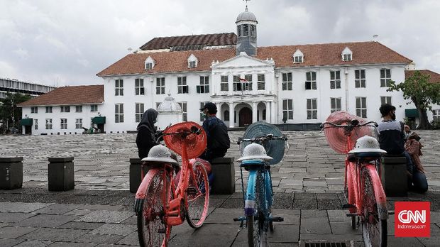 Pengunjung kawasan wisata Kota Tua, Jakarta Barat melonjak dari hari pertama cuti bersama pada akhir pekan ini. Penerapan protokol kesehatan pandemi Covid 3M dan sterilisasi halaman tengah museum Fatahilah. Minggu (1/11/2020). CNN Indonesia/Andry Novelino