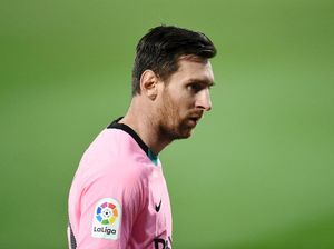Messi Kesal, lalu Tendang Bola ke Arah Wasit Messi Kesal, lalu Tendang Bola ke Arah Wasit