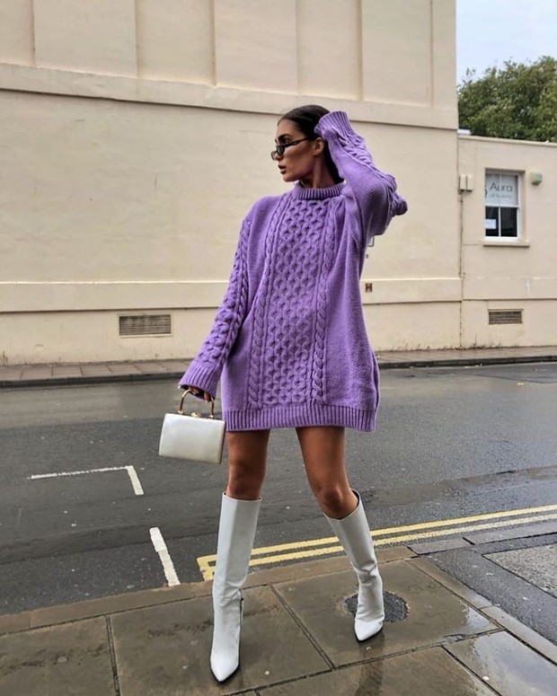 Kamu hanya membutuhkan sweater oversized dengan warna apa aja yang ada di lemari kamu lalu padukan dengan boots atau sneaker.