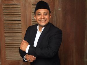 Dosen UI Mahmud Syaltout Raih Palmes Academiques dari Pemerintah Prancis Dosen UI Mahmud Syaltout Raih Palmes Academiques dari Pemerintah Prancis