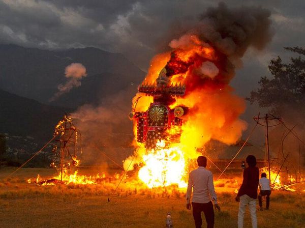 Melihat Festival Dibakarnya Raja Iblis Rahwana di India