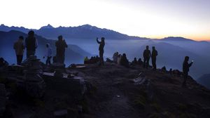 Melihat Matahari Terbit dari Puncak Pegunungan Himalaya