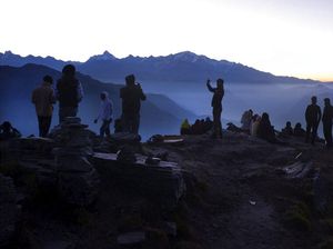 Melihat Matahari Terbit dari Puncak Pegunungan Himalaya