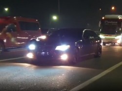 Video Kendaraan di Ruas Tol Cikampek Padat-Merayap pada Malam Hari