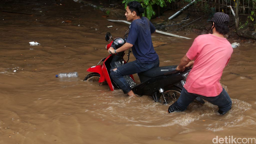 Kolong tol JORR, Bekasi, terendam banjir siang ini. Sejumlah kendaraan bermotor mogok akibat menerobos banjir.