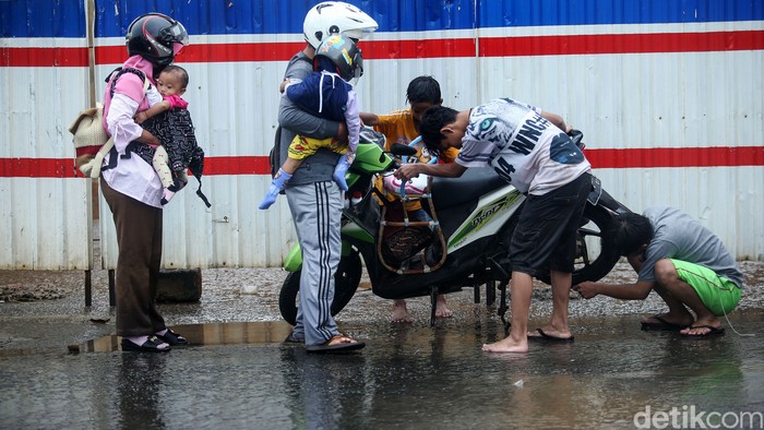 Motor Mogok Akibat Terobos Banjir di Kolong Tol JORR Bekasi Kolong tol JORR, Bekasi, terendam banjir siang ini. Sejumlah kendaraan bermotor mogok akibat menerobos banjir.