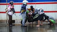 Motor Mogok Akibat Terobos Banjir di Kolong Tol JORR Bekasi
