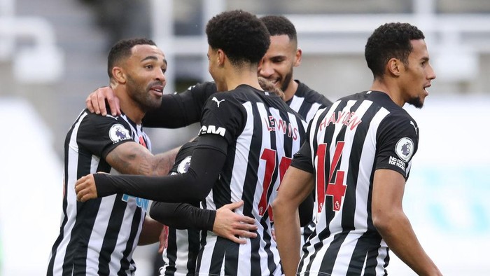 NEWCASTLE UPON TYNE, ENGLAND - NOVEMBER 01: Callum Wilson of Newcastle United celebrates with teammate Jamal Lewis after scoring his sides second goal during the Premier League match between Newcastle United and Everton at St. James Park on November 01, 2020 in Newcastle upon Tyne, England. Sporting stadiums around the UK remain under strict restrictions due to the Coronavirus Pandemic as Government social distancing laws prohibit fans inside venues resulting in games being played behind closed doors. (Photo by Alex Pantling/Getty Images)