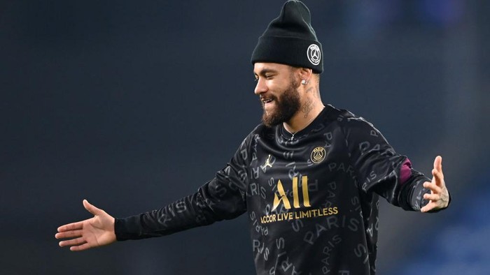 ISTANBUL, TURKEY - OCTOBER 28: Neymar of Paris Saint-Germain reacts during the warm up ahead of the UEFA Champions League Group H stage match between Istanbul Basaksehir and Paris Saint-Germain at Basaksehir Fatih Terim Stadyumu on October 28, 2020 in Istanbul, Turkey. Sporting stadiums around Turkey remain under strict restrictions due to the Coronavirus Pandemic as Government social distancing laws prohibit fans inside venues resulting in games being played behind closed doors. (Photo by Ozan Kose - Pool/Getty Images)