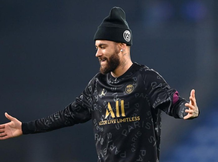 ISTANBUL, TURKEY - OCTOBER 28: Neymar of Paris Saint-Germain reacts during the warm up ahead of the UEFA Champions League Group H stage match between Istanbul Basaksehir and Paris Saint-Germain at Basaksehir Fatih Terim Stadyumu on October 28, 2020 in Istanbul, Turkey. Sporting stadiums around Turkey remain under strict restrictions due to the Coronavirus Pandemic as Government social distancing laws prohibit fans inside venues resulting in games being played behind closed doors. (Photo by Ozan Kose - Pool/Getty Images)