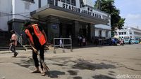 Pelanggar Protokol Kesehatan Dihukum Nyapu Jalan di Kota Tua