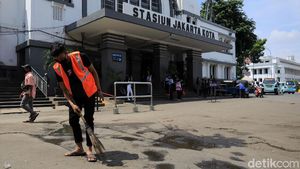 Pelanggar Protokol Kesehatan Dihukum Nyapu Jalan di Kota Tua