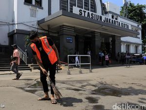 Pelanggar Protokol Kesehatan Dihukum Nyapu Jalan di Kota Tua