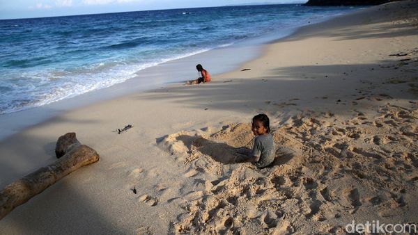 Melihat Keindahan Pantai Paal Minahasa Utara