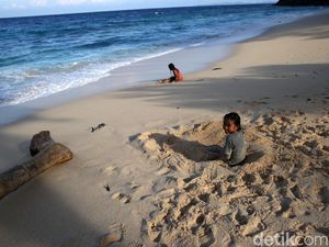 Melihat Keindahan Pantai Paal Minahasa Utara