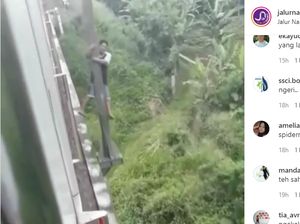 Terobos Jembatan Perlintasan KA, Pemotor Ini Nemplok Tiang Saat Papasan!