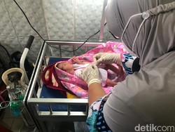 Bayi Masih Hidup Dalam Kardus Ditemukan di Teras Masjid Sumenep