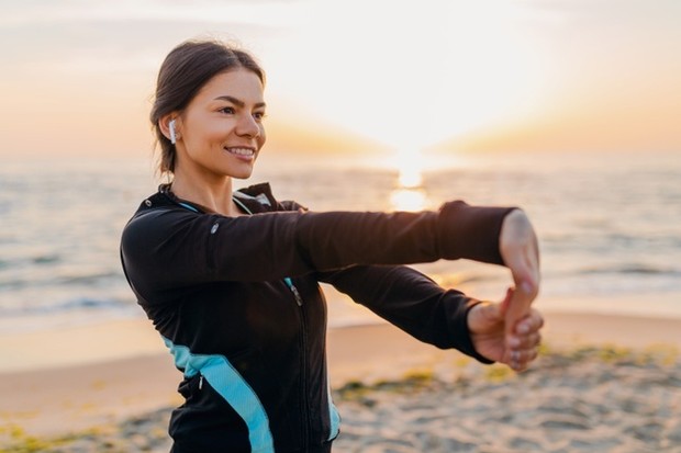 Penggunaan Makeup Saat Olahraga/ Sumber: Freepik.com Tentu tidak semua dari kamu sengaja menggunakan make up saat olah raga. Karena terkadang kita bisa lupa untuk menghapus make up saat berolahraga atau memulai suatu kelas.