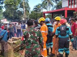 Pemotor Terluka Usai Tertimpa Pohon Tumbang di Jalan Tasikmalaya-Garut