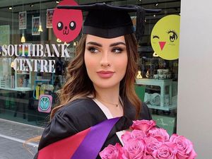 Pesona Model Cantik Inspiratif yang Sekolah Hukum Sekaligus Pilot