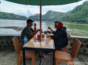 Menikmati Sajian Ketan di Pinggir Telaga Ngebel Ponorogo