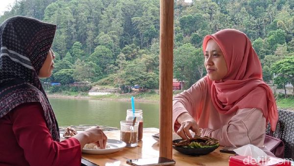 Foto: Wisata ke Telaga Ngebel, Jangan Lupa Jajan Ketan