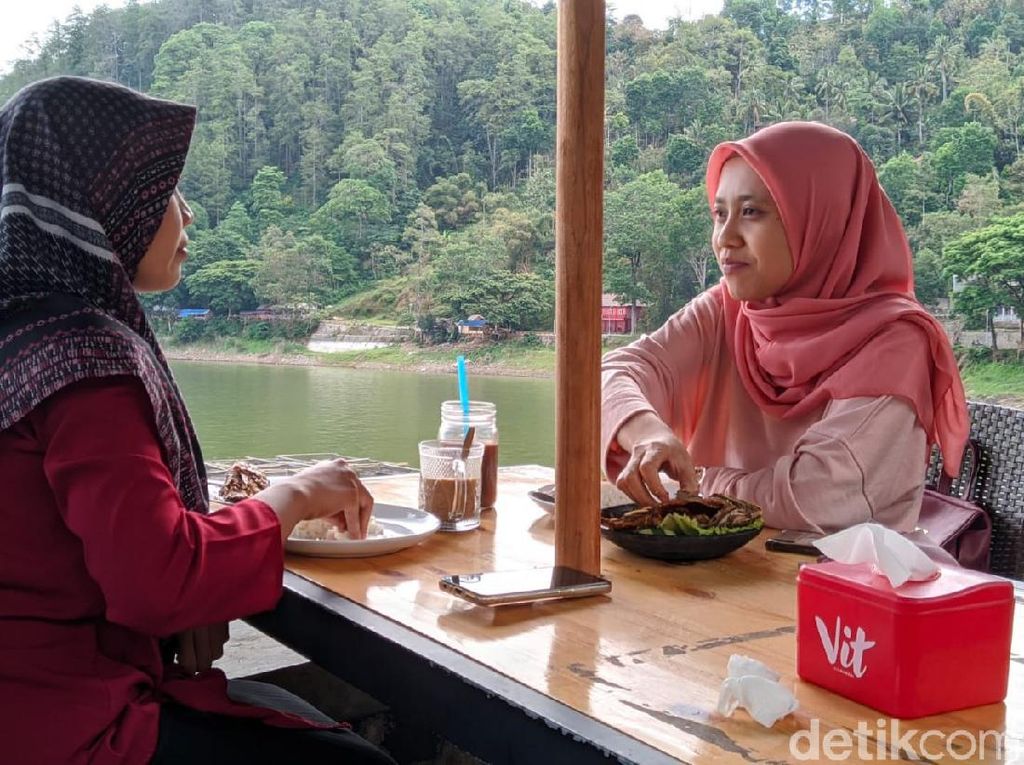 Foto: Wisata ke Telaga Ngebel, Jangan Lupa Jajan Ketan Foto: Wisata ke Telaga Ngebel, Jangan Lupa Jajan Ketan