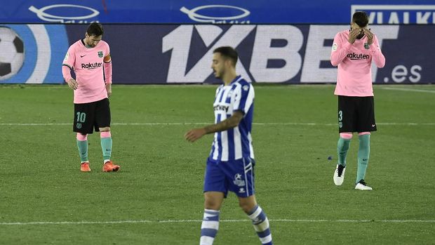 Barcelona's Lionel Messi, left, and Gerard Pique leave the pitch at the end of the Spanish La Liga soccer match between Alaves and Barcelona at Mendizorroza stadium in Vitoria, Spain, Saturday, Oct. 31, 2020. The match ended in a 1-1 draw. (AP Photo/Alvaro Barrientos)