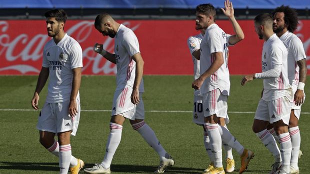 Real Madrid's Karim Benzema, second left, jubilates with teammates after scoring his side's second goal during the Spanish La Liga soccer match between Real Madrid and Huesca at Alfredo di Stefano stadium in Madrid, Spain, Saturday, Oct. 31, 2020. Benzema scored twice in Real Madrid's 4-1 victory. (AP Photo/Manu Fernandez)