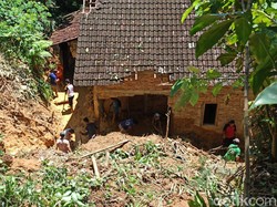 Sebuah Rumah Warga Trenggalek Rusak Tertimpa Longsor Tebing 15 Meter
