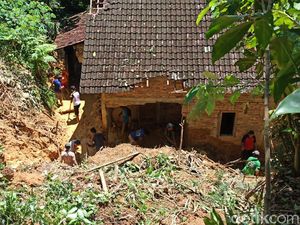 Sebuah Rumah Warga Trenggalek Rusak Tertimpa Longsor Tebing 15 Meter Sebuah Rumah Warga Trenggalek Rusak Tertimpa Longsor Tebing 15 Meter