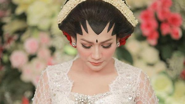Penampilan Tata Janeeta saat Dipersunting Raden Brotoseno