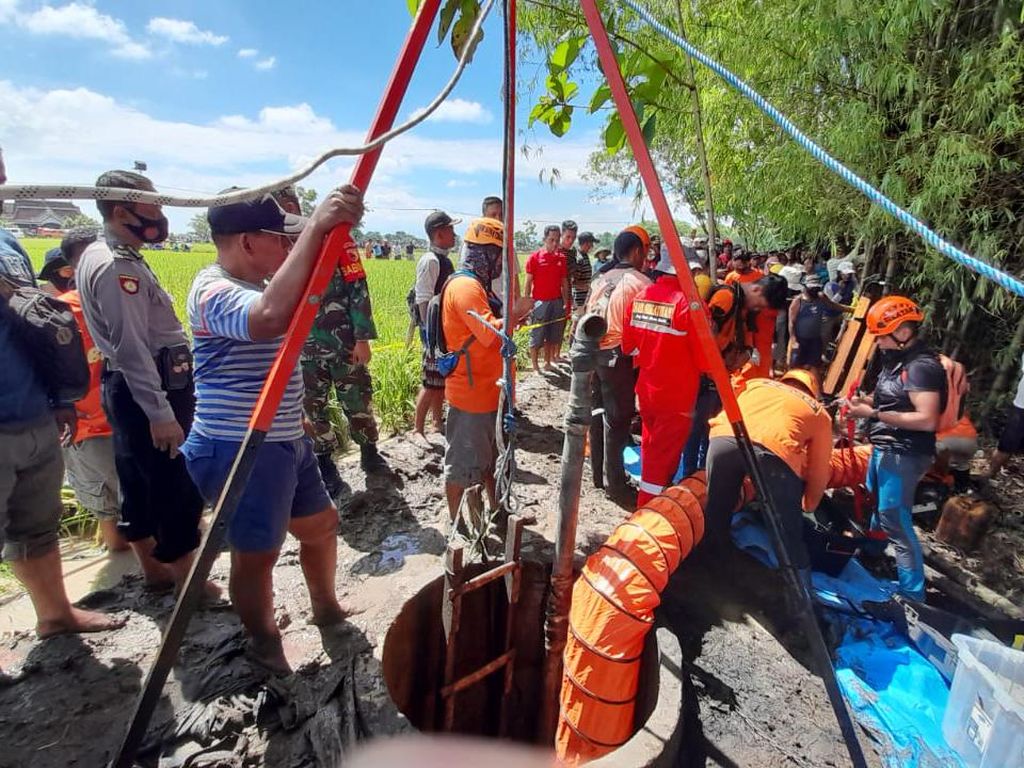 Diduga Keracunan Gas, Seorang Warga Ngawi Tewas di Dalam Sumur Diduga Keracunan Gas, Seorang Warga Ngawi Tewas di Dalam Sumur