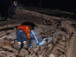 33 Jam Tertimpa Reruntuhan Puing Gempa, Pria 70 Tahun di Turki Selamat