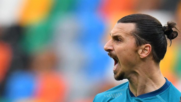 UDINE, ITALY - NOVEMBER 01: Zlatan Ibrahimovic of AC Milan  celebrates after scoring his teams second goal during the Serie A match between Udinese Calcio and AC Milan at Dacia Arena on November 01, 2020 in Udine, Italy. (Photo by Alessandro Sabattini/Getty Images)