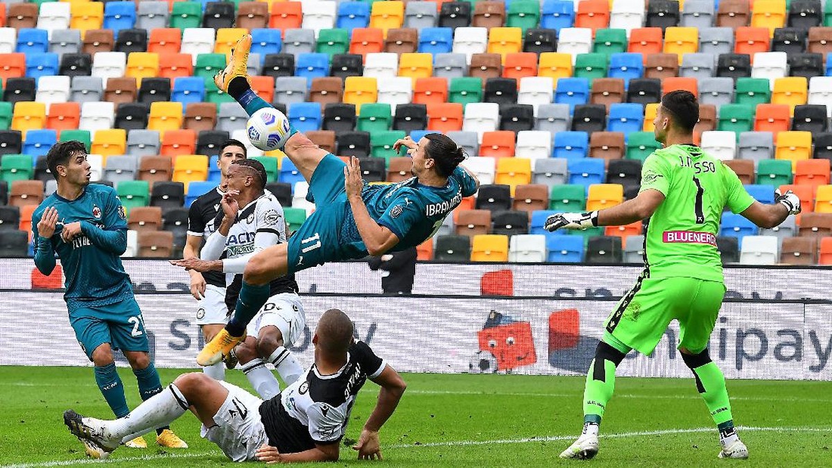 Zlatan Ibrahimovic mencetak gol salto ke gawang Udinese dan memastikan kemenangan AC Milan. (Foto: Getty Images/Alessandro Sabattini)