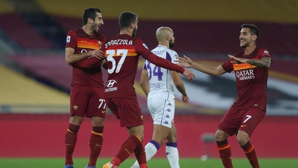ROME, ITALY - NOVEMBER 01: Leonardo Spinazzola #37 with his teammates of AS Roma celebrates after scoring the opening goal during the Serie A match between AS Roma and ACF Fiorentina at Stadio Olimpico on November 1, 2020 in Rome, Italy. (Photo by Paolo Bruno/Getty Images)