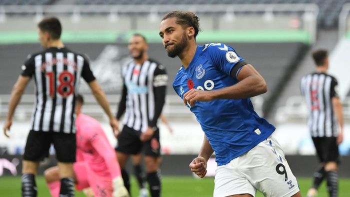 1283353080 NEWCASTLE UPON TYNE, ENGLAND - NOVEMBER 01: Dominic Calvert-Lewin of Everton celebrates after scoring his sides first goal during the Premier League match between Newcastle United and Everton at St. James Park on November 01, 2020 in Newcastle upon Tyne, England. Sporting stadiums around the UK remain under strict restrictions due to the Coronavirus Pandemic as Government social distancing laws prohibit fans inside venues resulting in games being played behind closed doors. (Photo by Michael Regan/Getty Images)