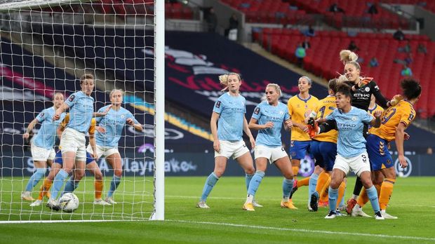 LONDON, ENGLAND - NOVEMBER 01: Valerie Gauvin of Everton scores her team's first goal during the Vitality Women's FA Cup Final match between Everton Women and Manchester City Women at Wembley Stadium on November 01, 2020 in London, England. Sporting stadiums around the UK remain under strict restrictions due to the Coronavirus Pandemic as Government social distancing laws prohibit fans inside venues resulting in games being played behind closed doors. (Photo by Catherine Ivill/Getty Images)